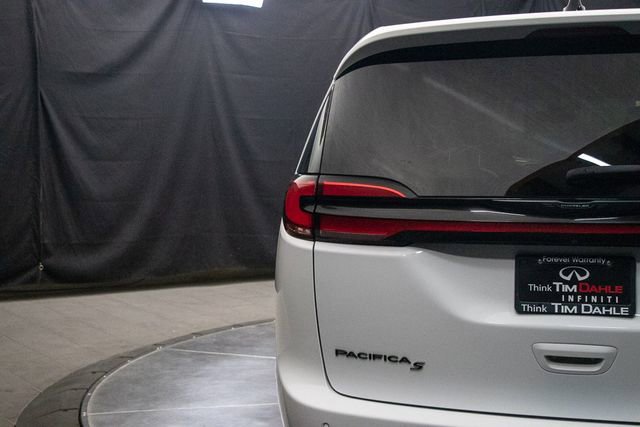 Used 2024 Chrysler Pacifica Select FWD image 12