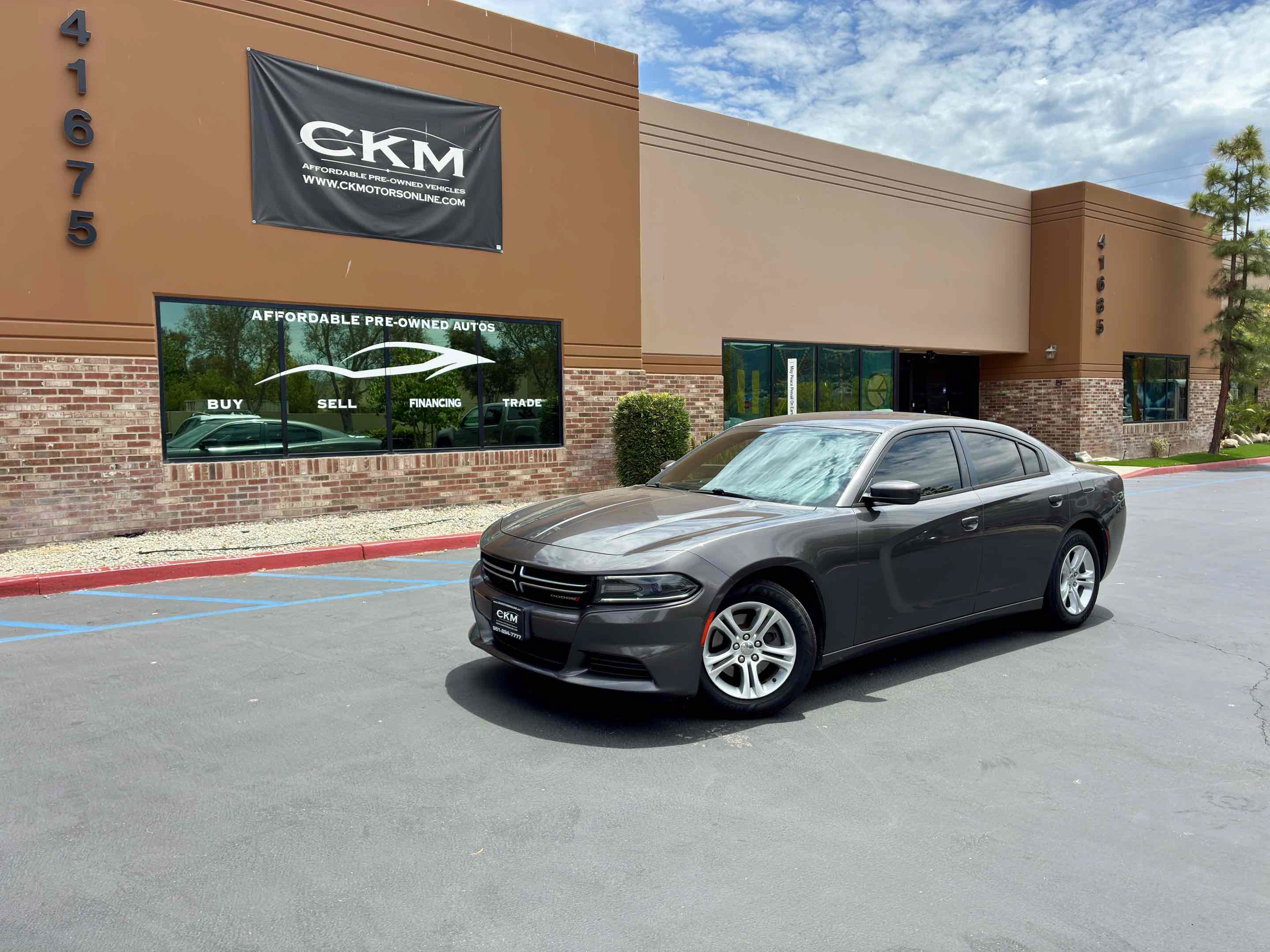 Used 2015 Dodge Charger SE RWD image 2