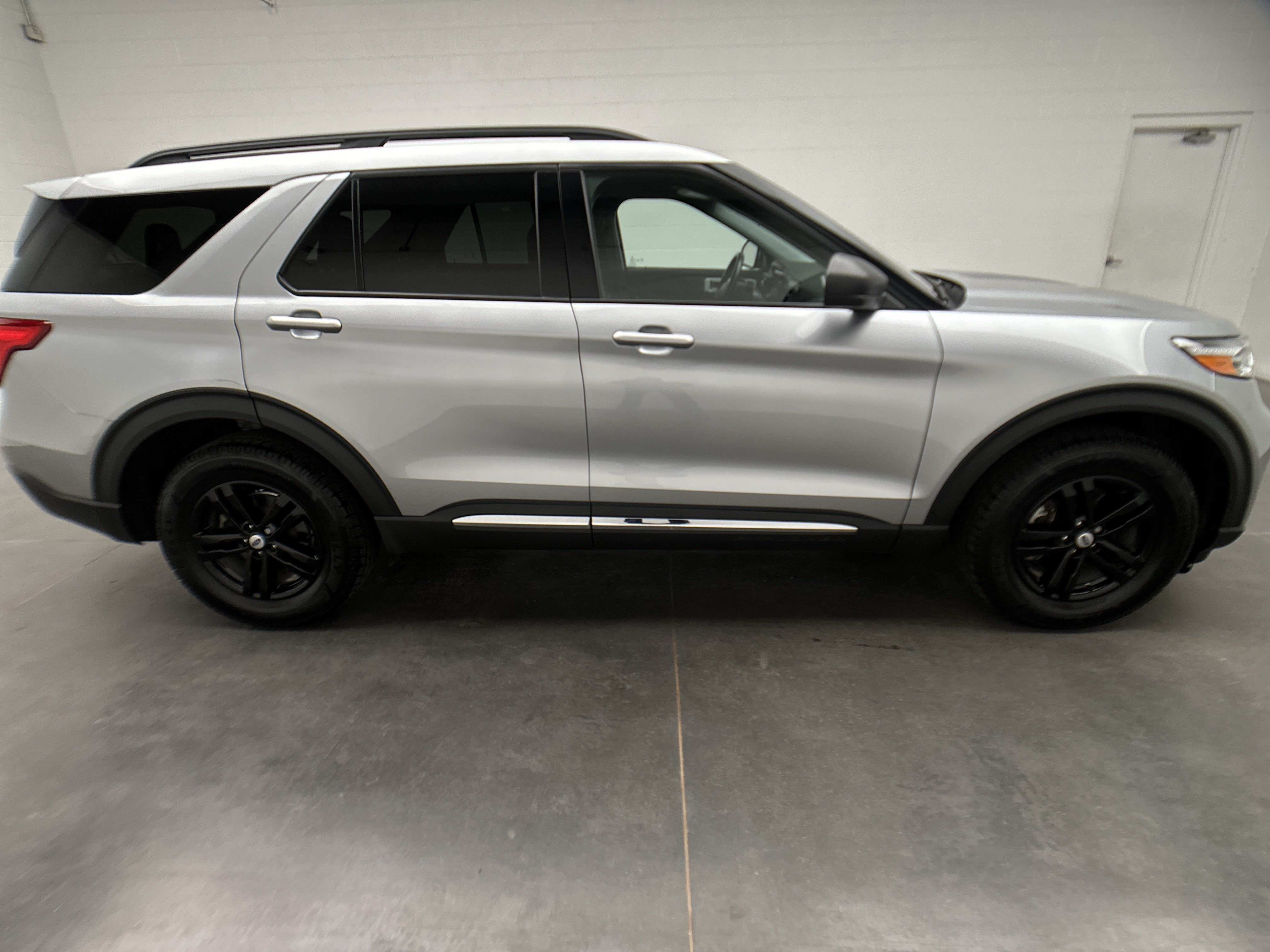 Used 2023 Ford Explorer XLT w/ Equipment Group 202A AWD/4WD image 10