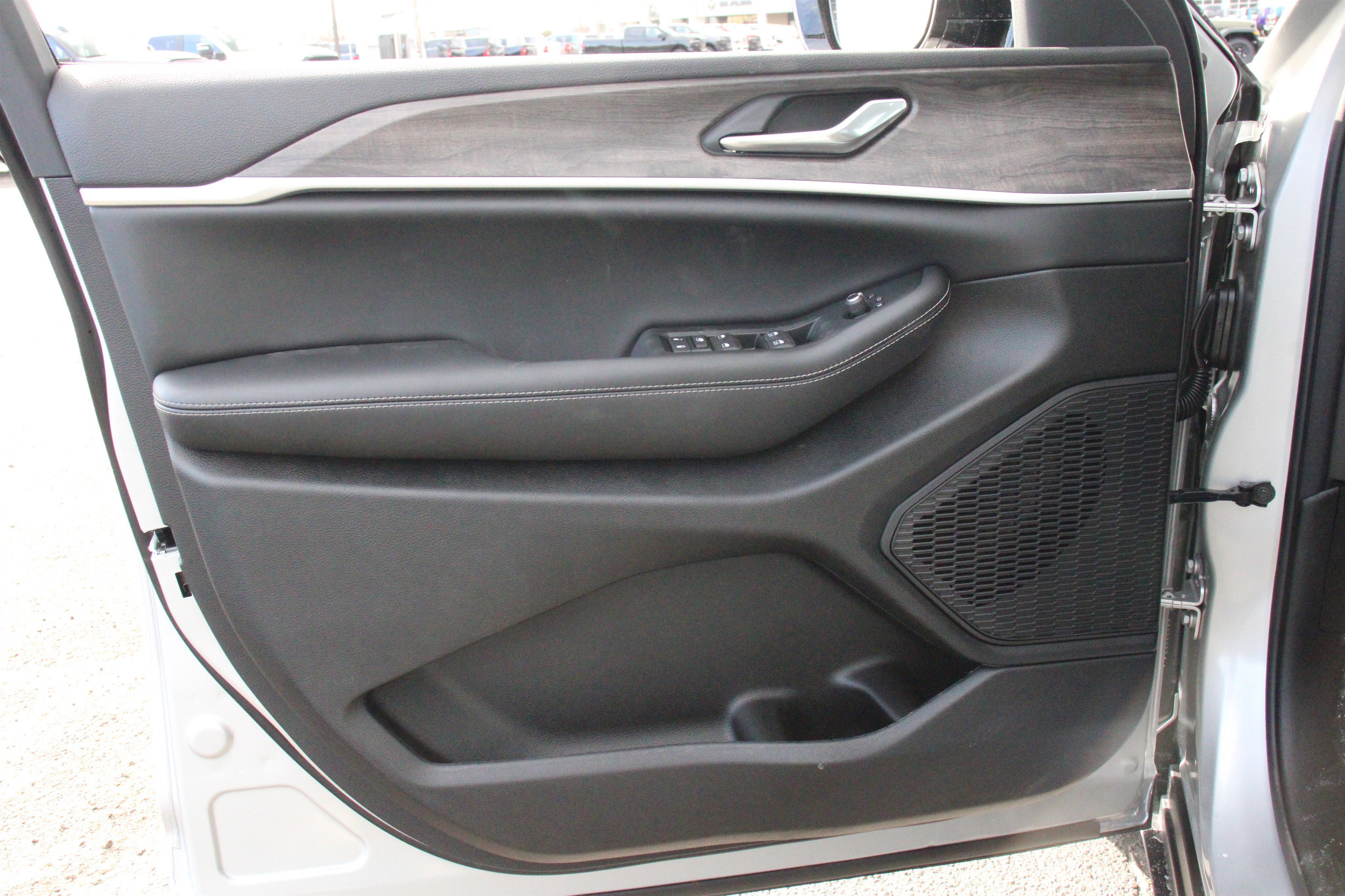 New 2026 Jeep Grand Cherokee Altitude image 6