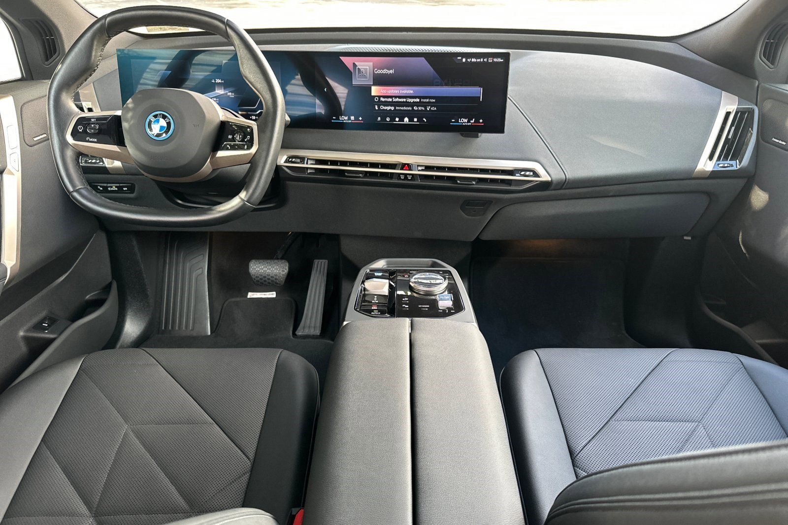 Used 2025 BMW iX xDrive50 w/ Sport Package image 17