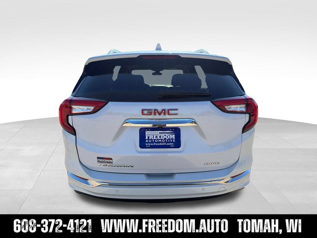 Used 2024 GMC Terrain Denali w/ Denali Premium Package AWD/4WD image 4