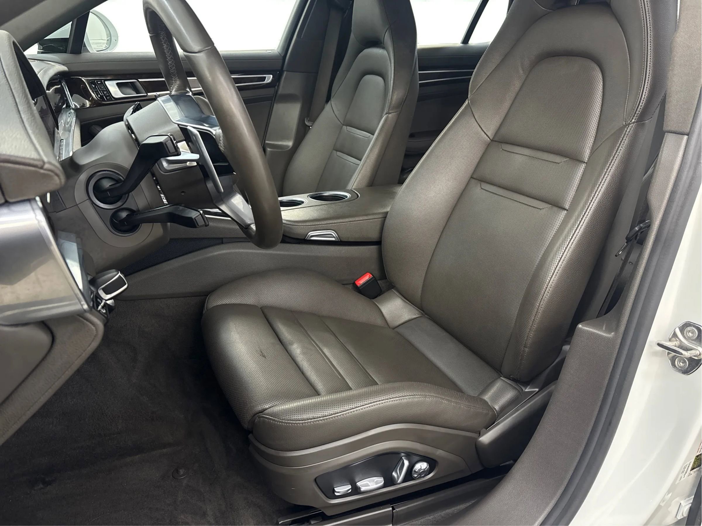 Used 2017 Porsche Panamera image 13