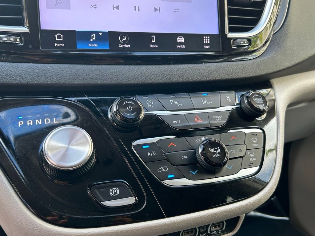 Certified 2024 Chrysler Pacifica Touring-L image 23