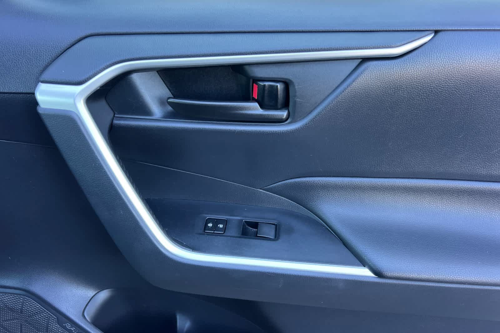 Used 2019 Toyota RAV4 LE FWD image 18