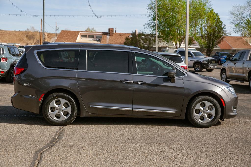 Used 2017 Chrysler Pacifica Touring-L Plus w/ Advanced Safetytec Group image 4