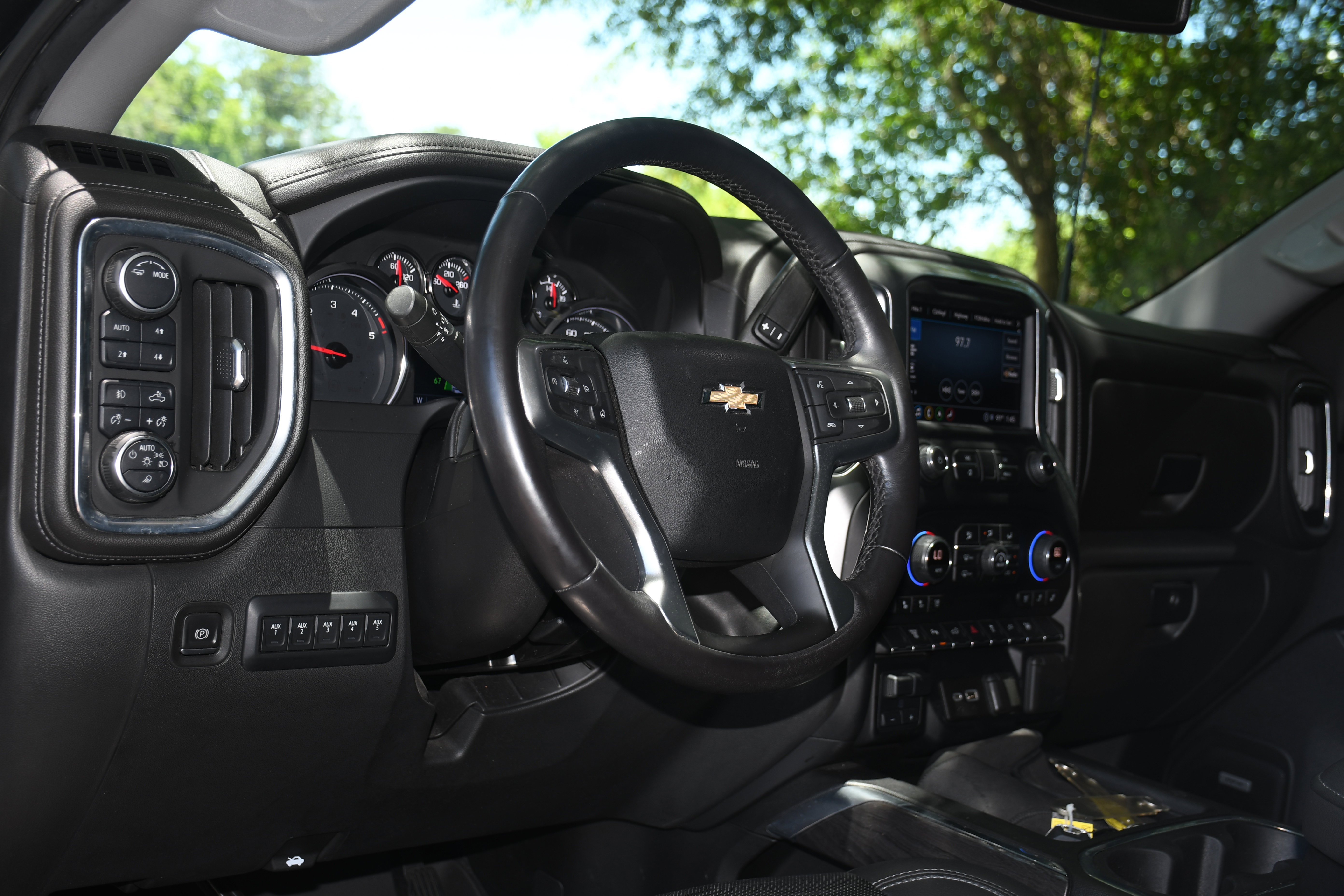 Used 2021 Chevrolet Silverado 2500 LTZ w/ LTZ Plus Package AWD/4WD image 9