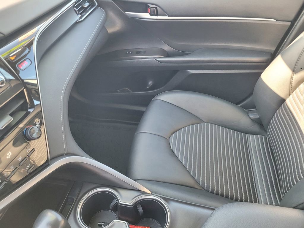 Used 2024 Toyota Camry SE image 11