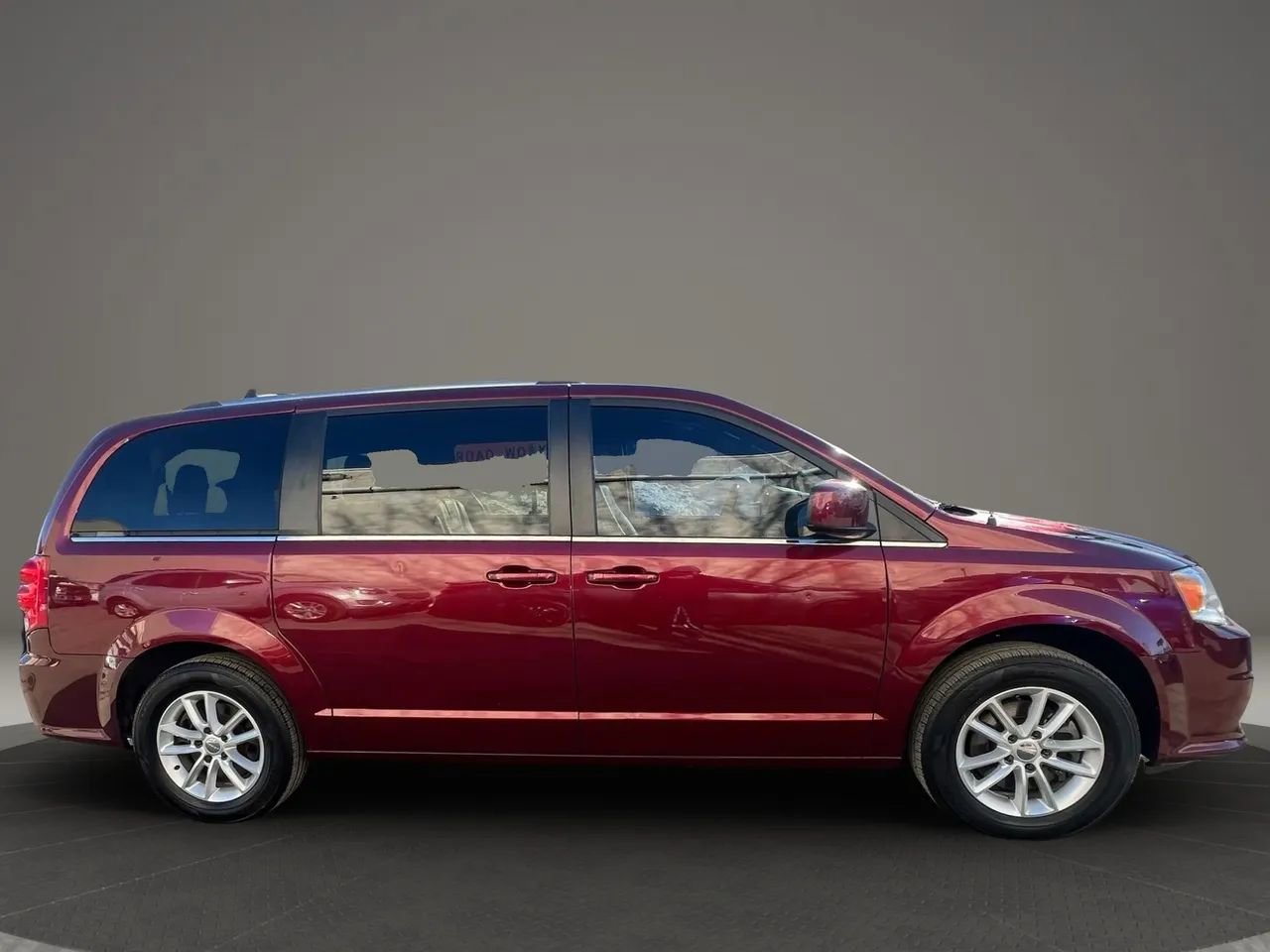 Used 2019 Dodge Grand Caravan SXT FWD image 4