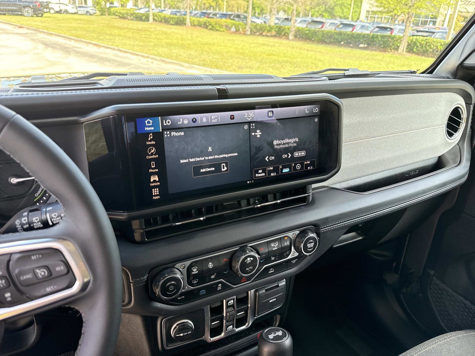 Used 2025 Jeep Wrangler Sahara image 25