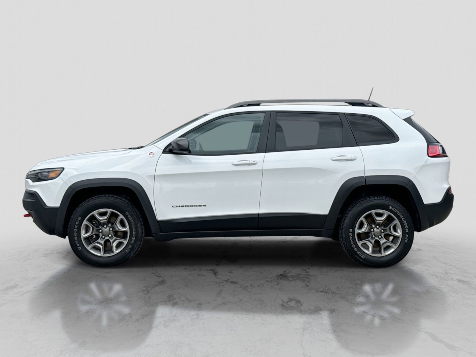 Used 2019 Jeep Cherokee Trailhawk w/ Comfort/Convenience Group AWD/4WD image 3