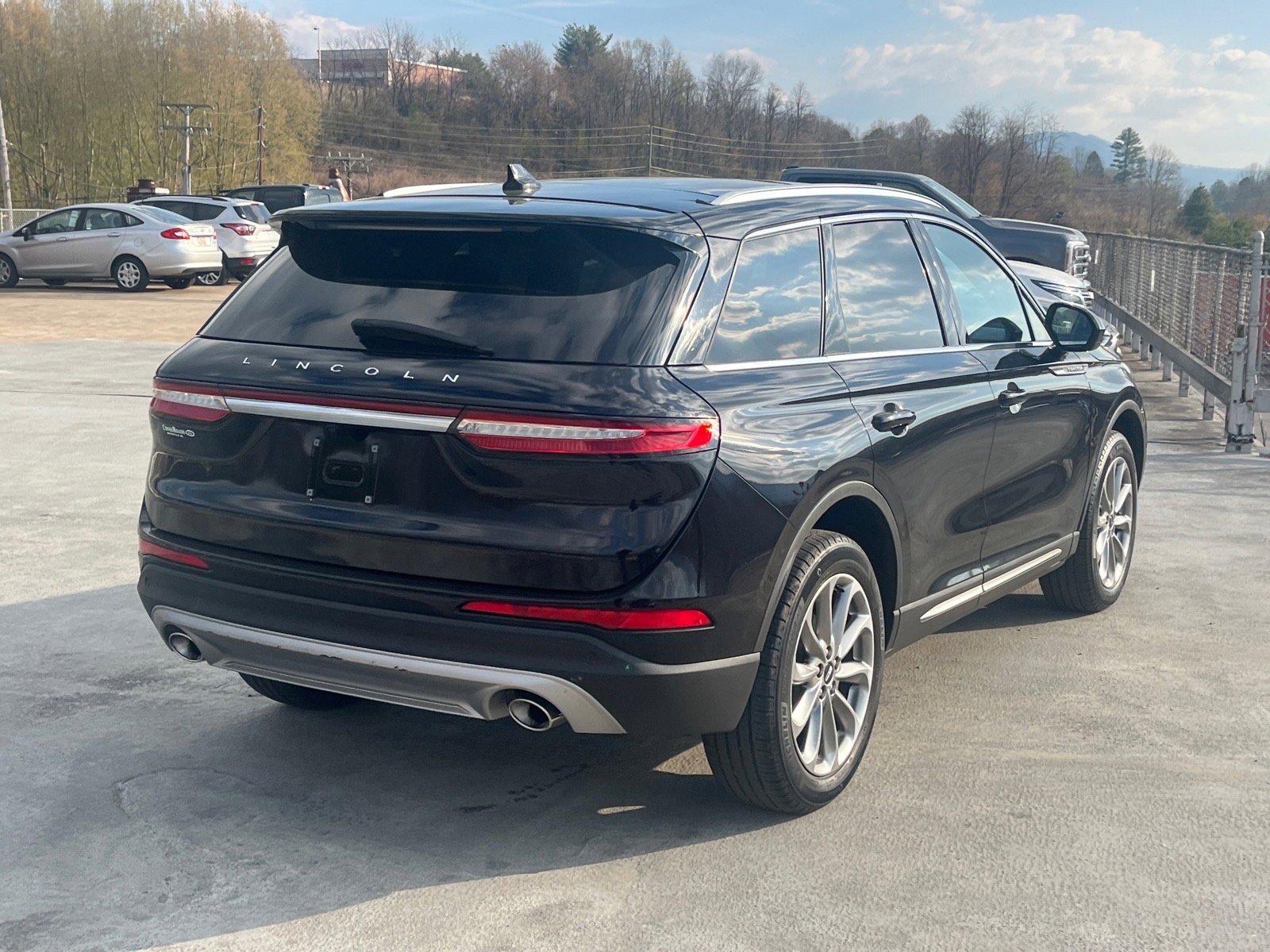 Used 2022 Lincoln Corsair AWD w/ Premium Package image 3