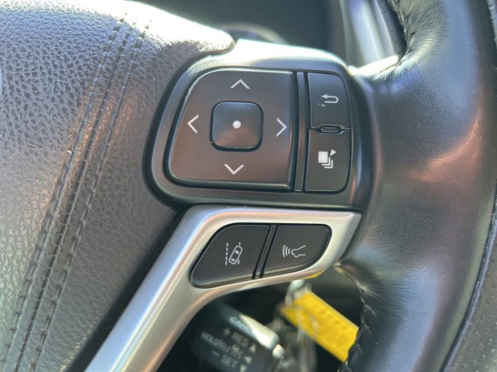 Used 2018 Toyota Highlander Plus FWD image 27