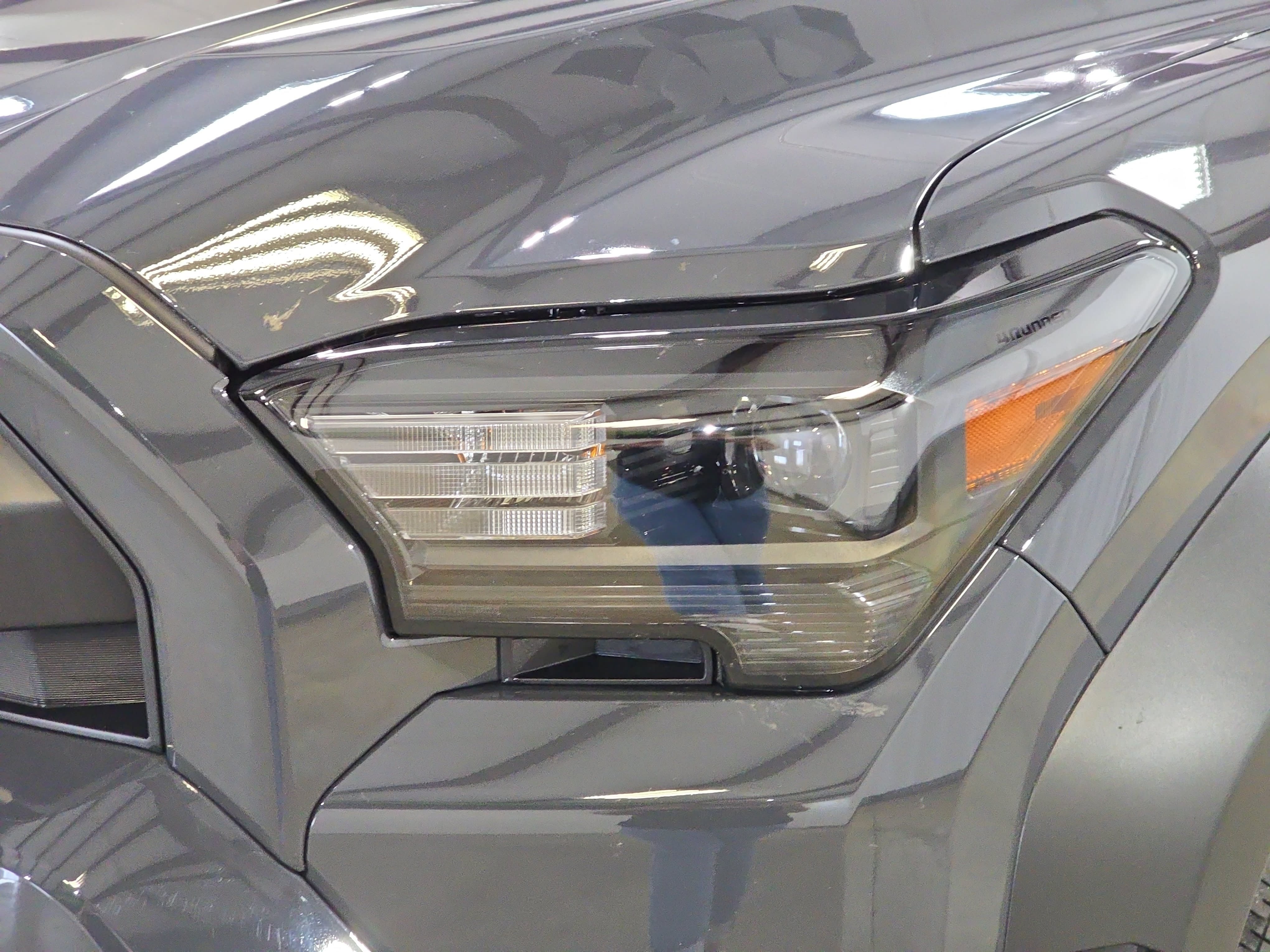 Used 2025 Toyota 4Runner SR5 AWD/4WD image 28