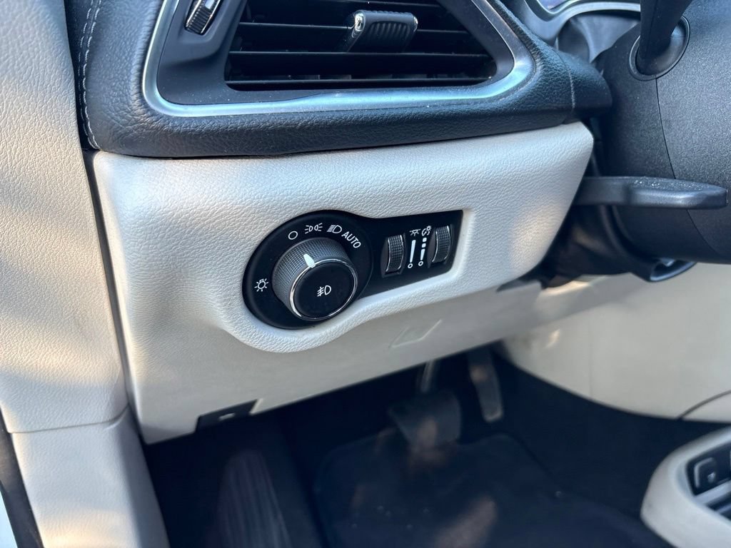 Used 2020 Chrysler Pacifica Limited FWD image 18