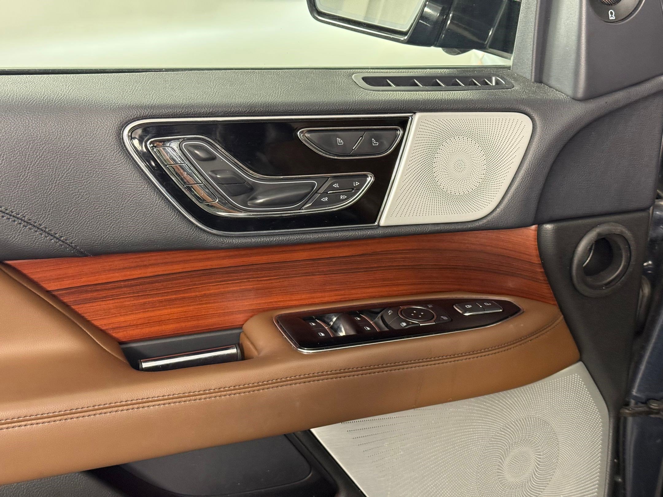 Used 2024 Lincoln Navigator Reserve image 15