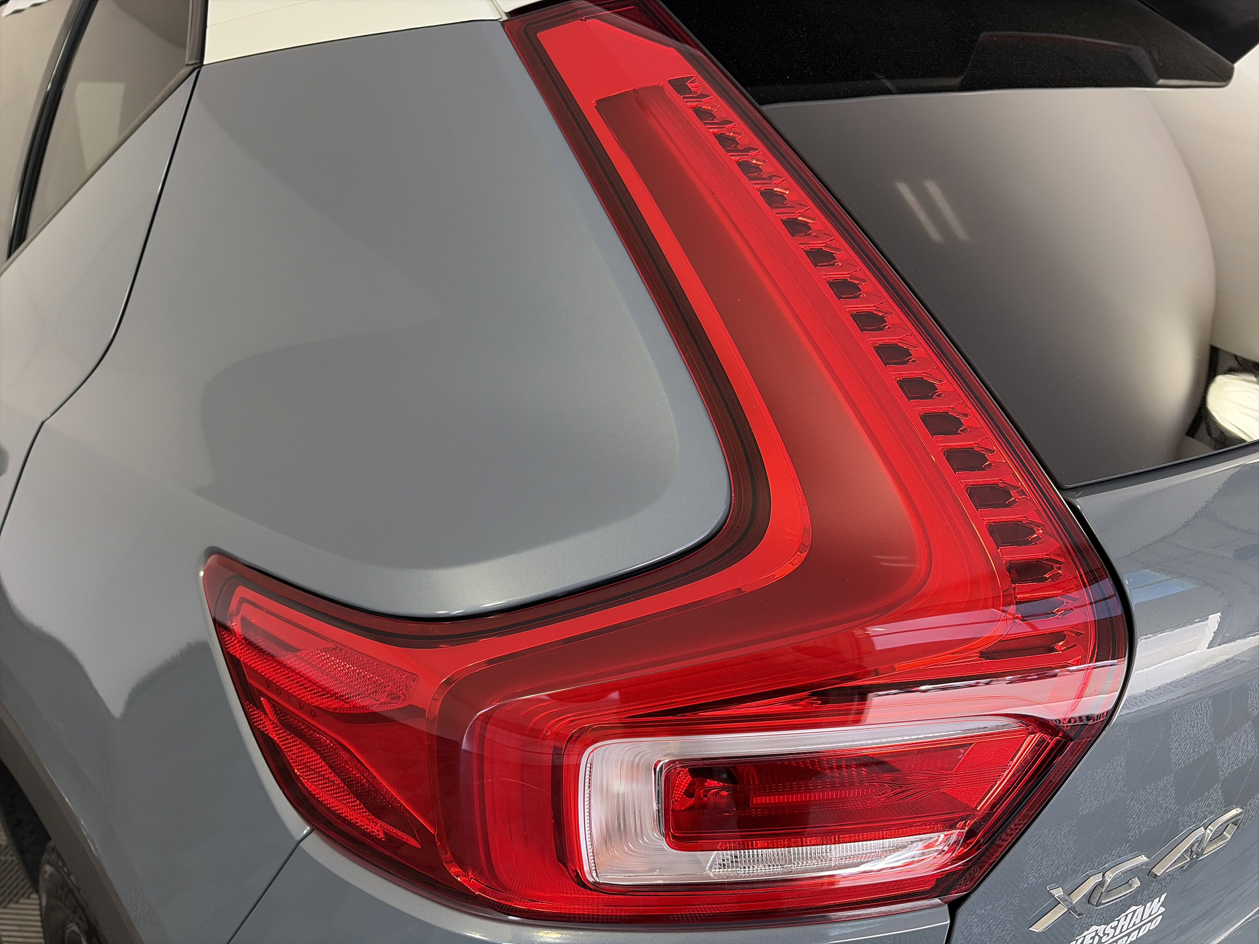 Used 2021 Volvo XC40 T5 Momentum w/ Premium Package image 28