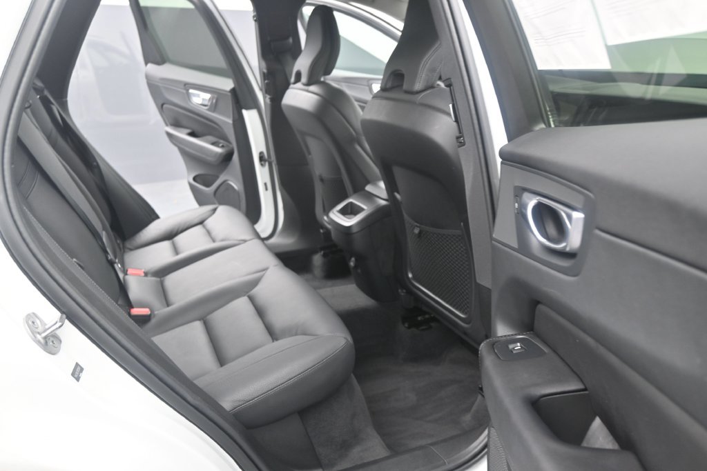 Certified 2024 Volvo XC60 B5 Plus AWD/4WD image 17