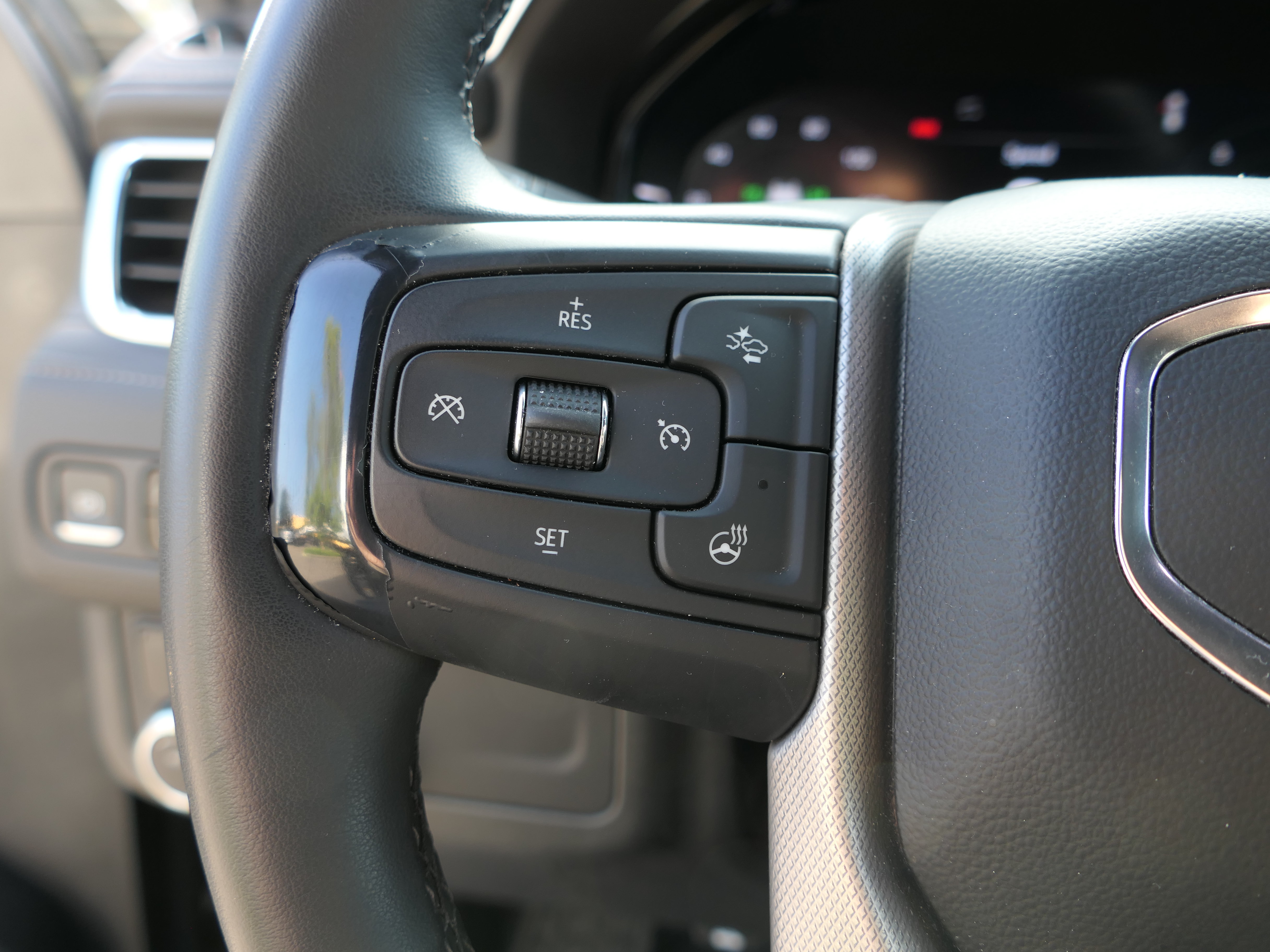 Used 2023 GMC Yukon Denali RWD image 17
