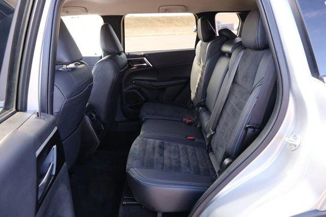 Used 2024 Mitsubishi Outlander SE Black Edition image 11