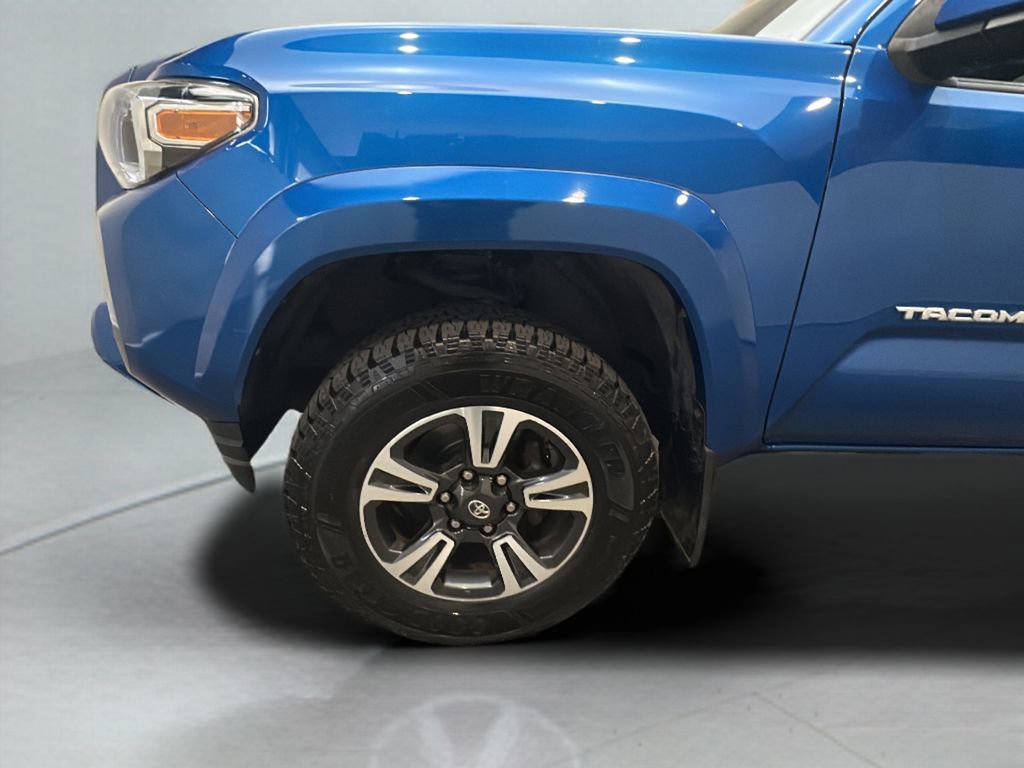 Used 2016 Toyota Tacoma TRD Sport w/ Towing Package AWD/4WD image 3