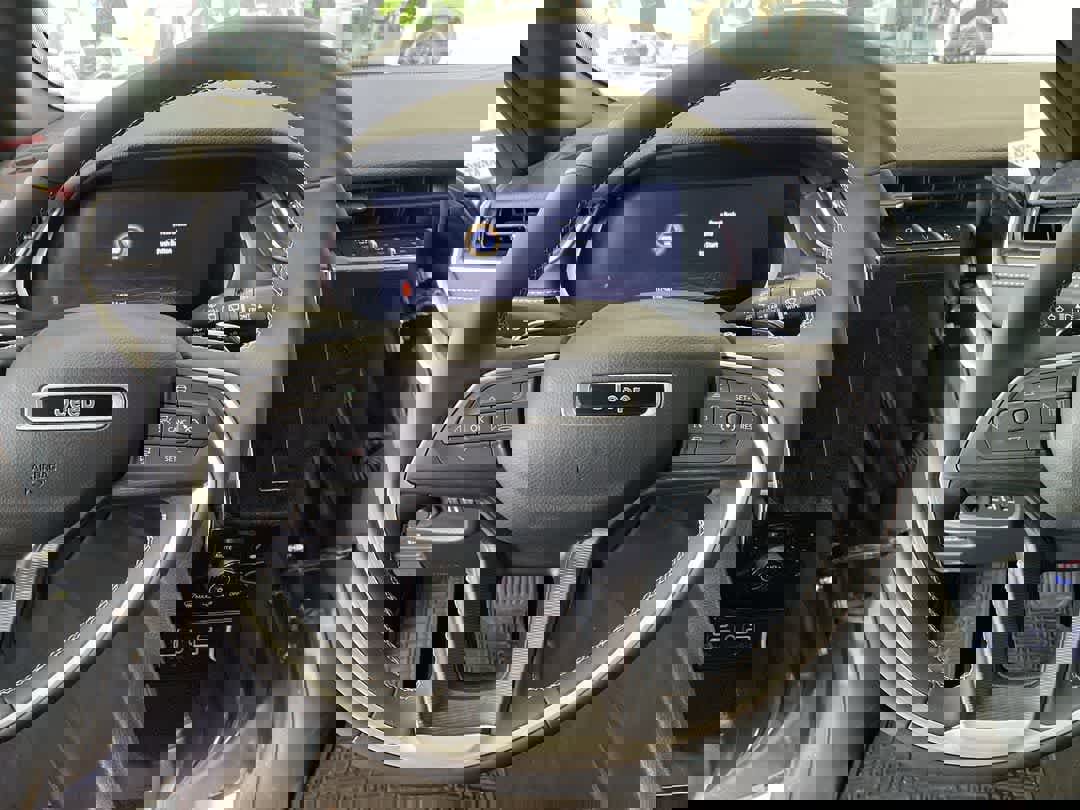 Used 2024 Jeep Grand Cherokee Altitude image 14