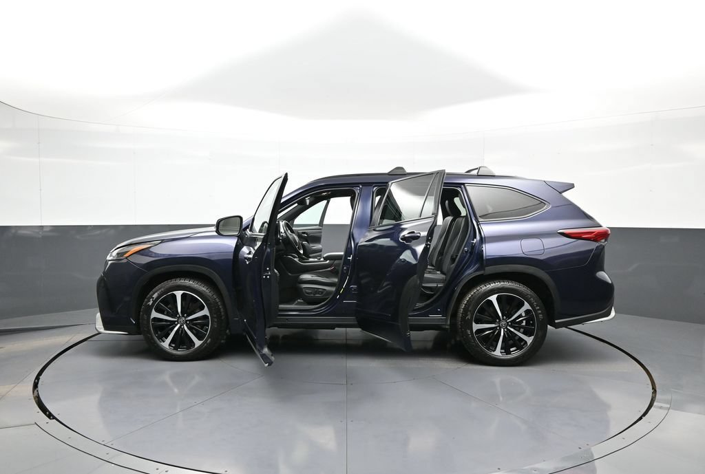 Used 2021 Toyota Highlander XSE AWD/4WD image 45