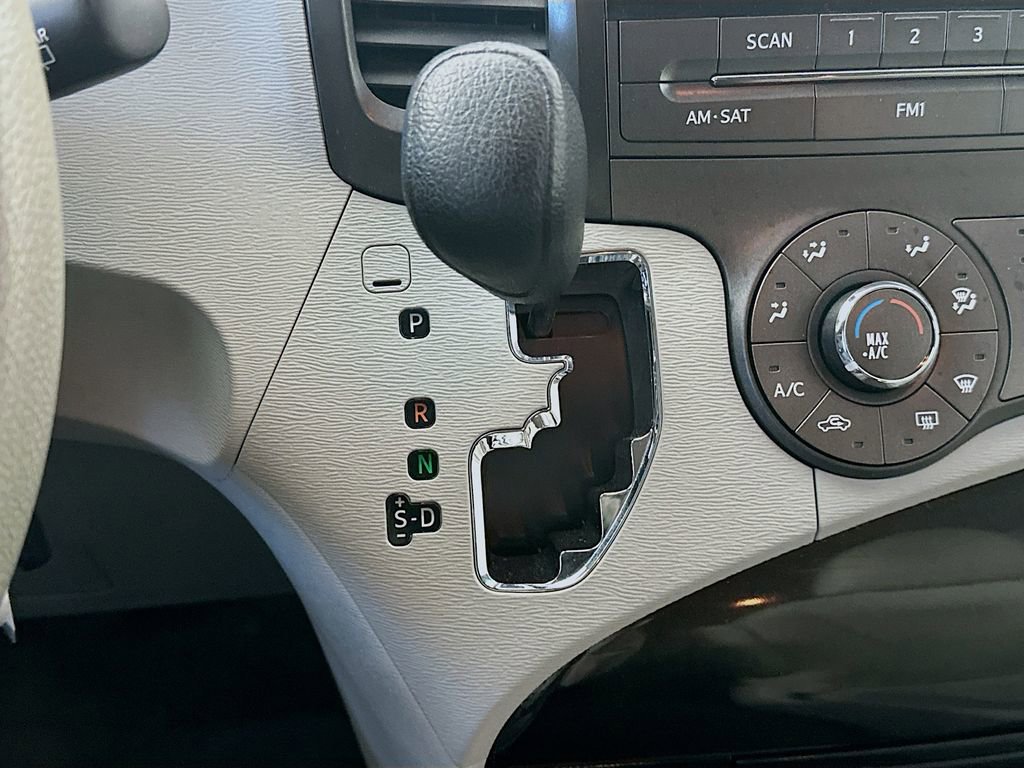 Used 2014 Toyota Sienna L FWD image 16