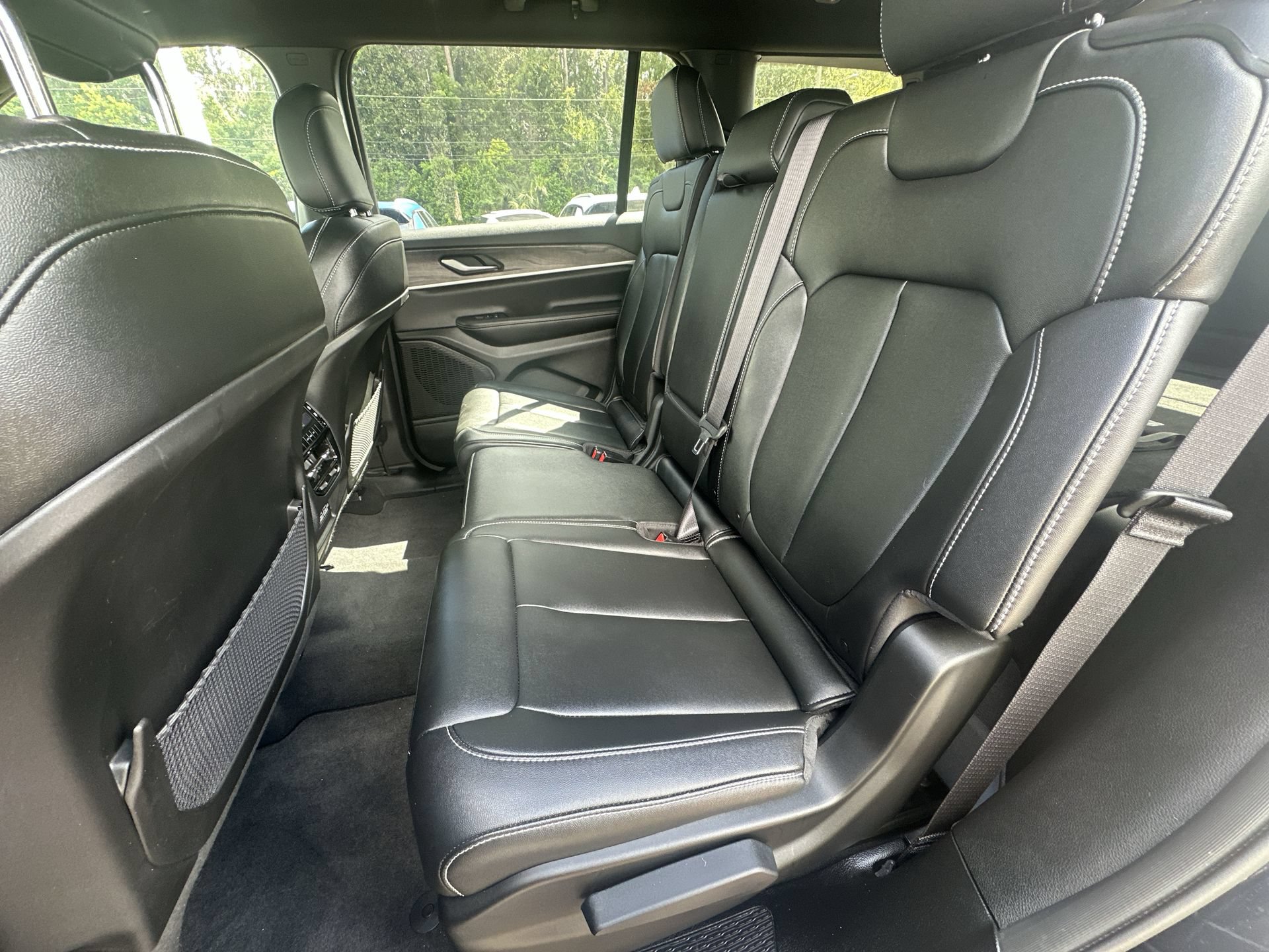 Used 2024 Jeep Grand Cherokee L Limited w/ Black Appearance Package RWD image 18
