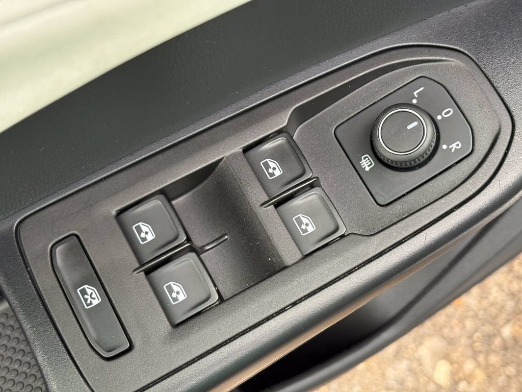 Used 2025 Volkswagen Taos SE FWD image 19