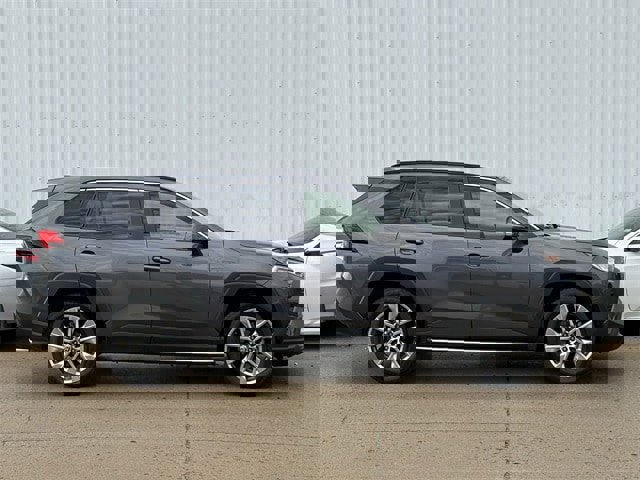 Used 2021 Toyota RAV4 XLE Premium image 3