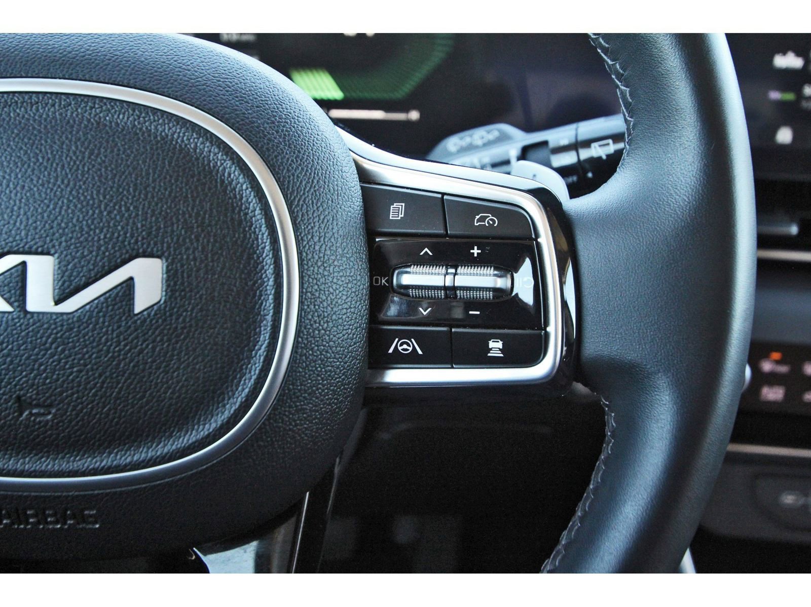 Used 2025 Kia Carnival EX image 19