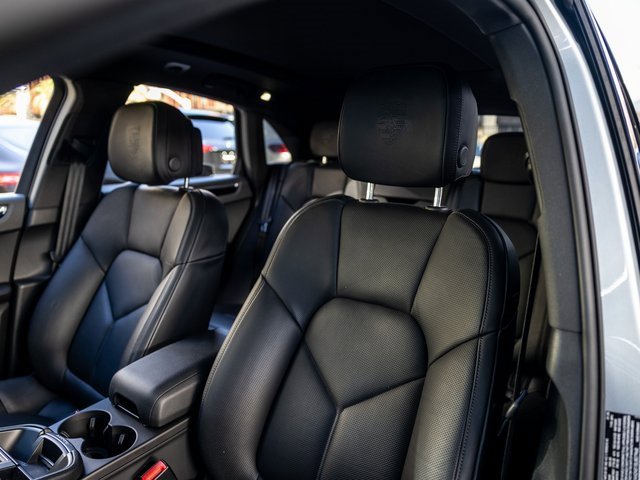 Certified 2025 Porsche Macan image 5