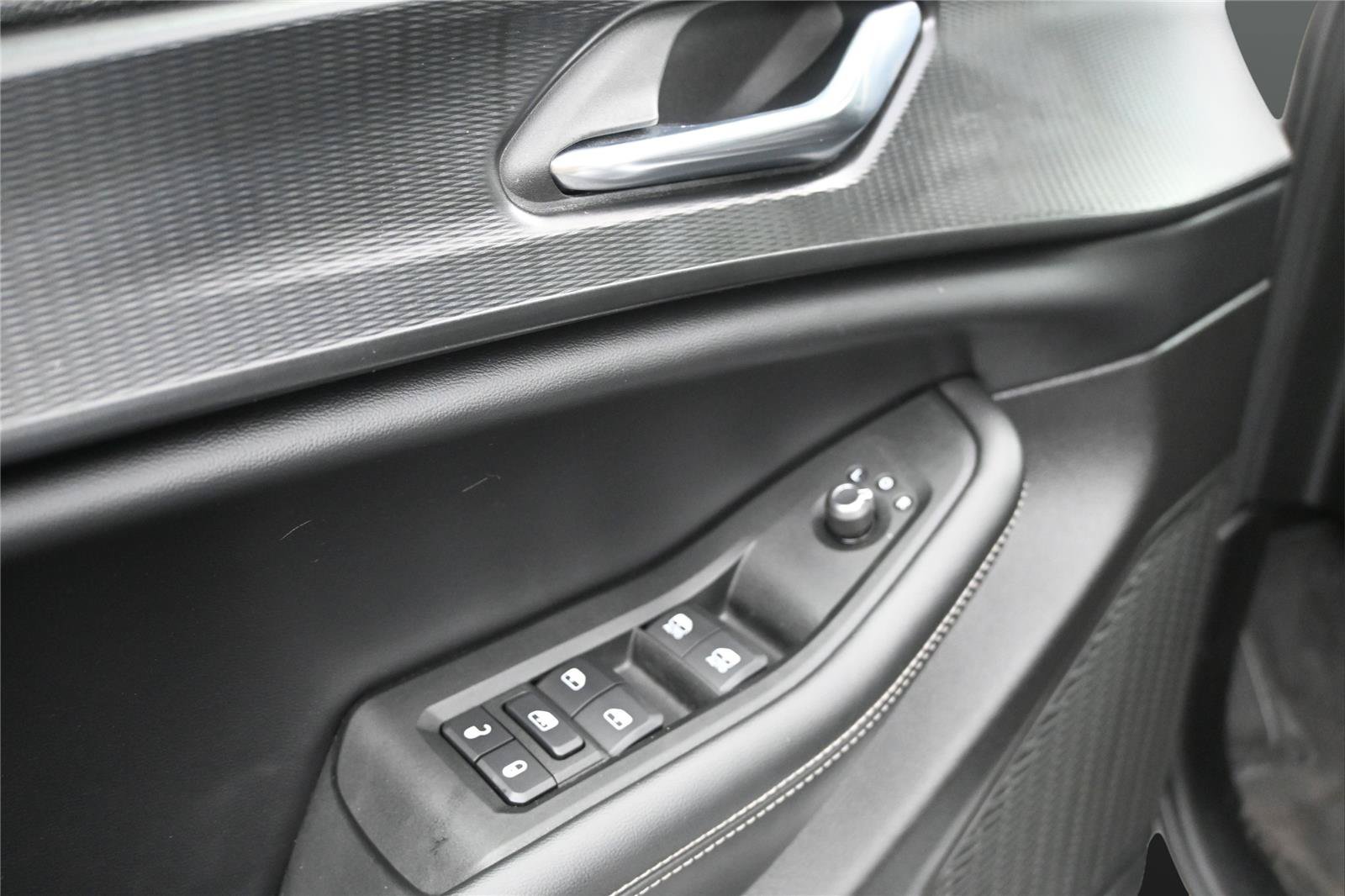 Used 2025 Jeep Grand Cherokee Altitude AWD/4WD image 7