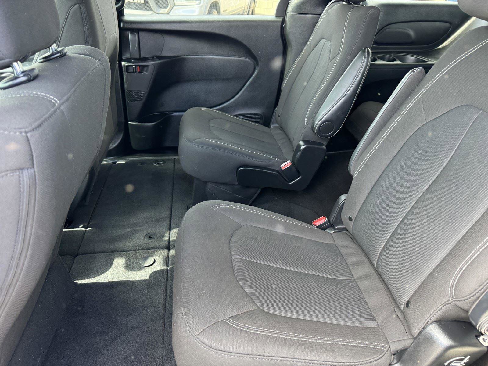 Used 2024 Chrysler Pacifica Touring FWD image 11