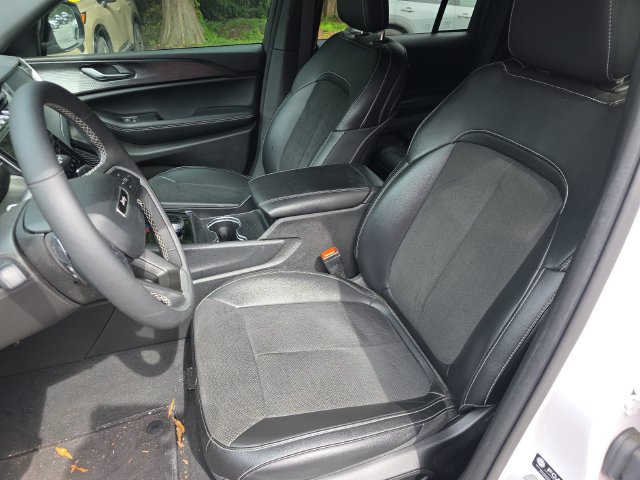 Used 2025 Jeep Grand Cherokee Altitude RWD image 13