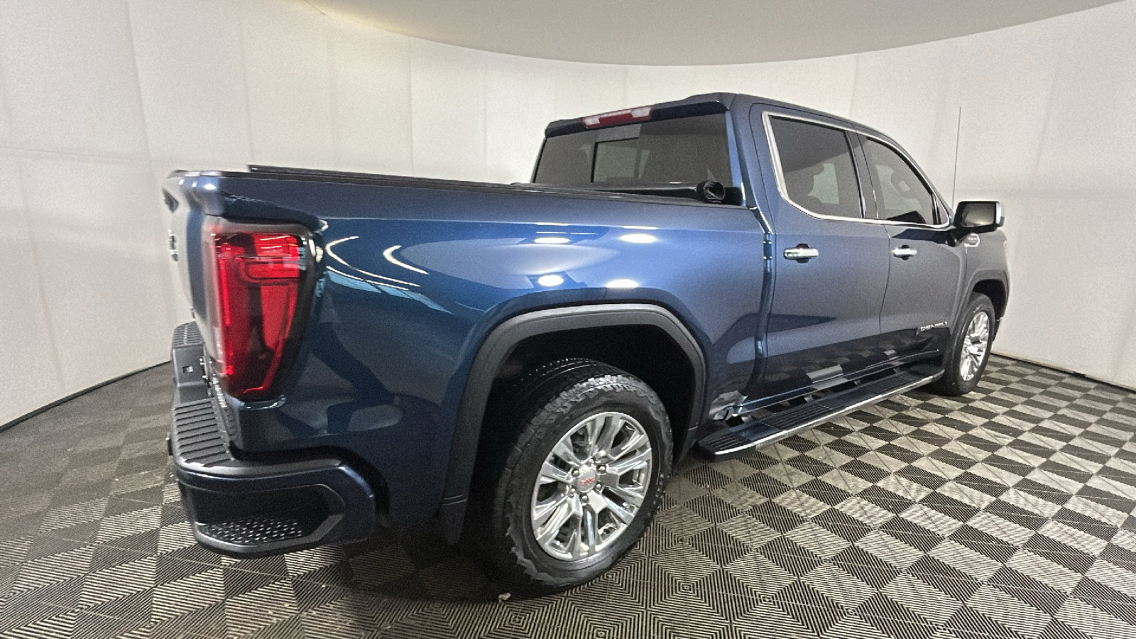 Used 2022 GMC Sierra 1500 Denali w/ Driver Alert Package II AWD/4WD image 3