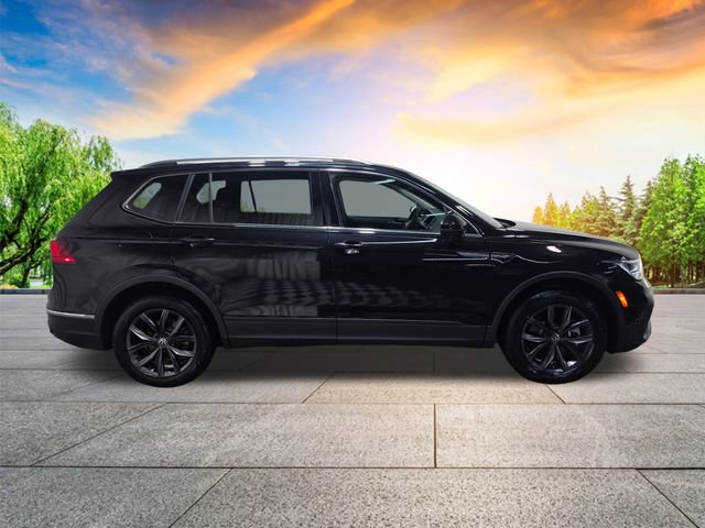 Certified 2023 Volkswagen Tiguan SE w/ Panoramic Sunroof Package image 3