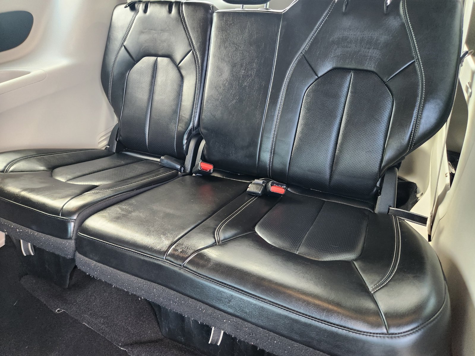 Used 2024 Chrysler Pacifica Touring-L FWD image 32