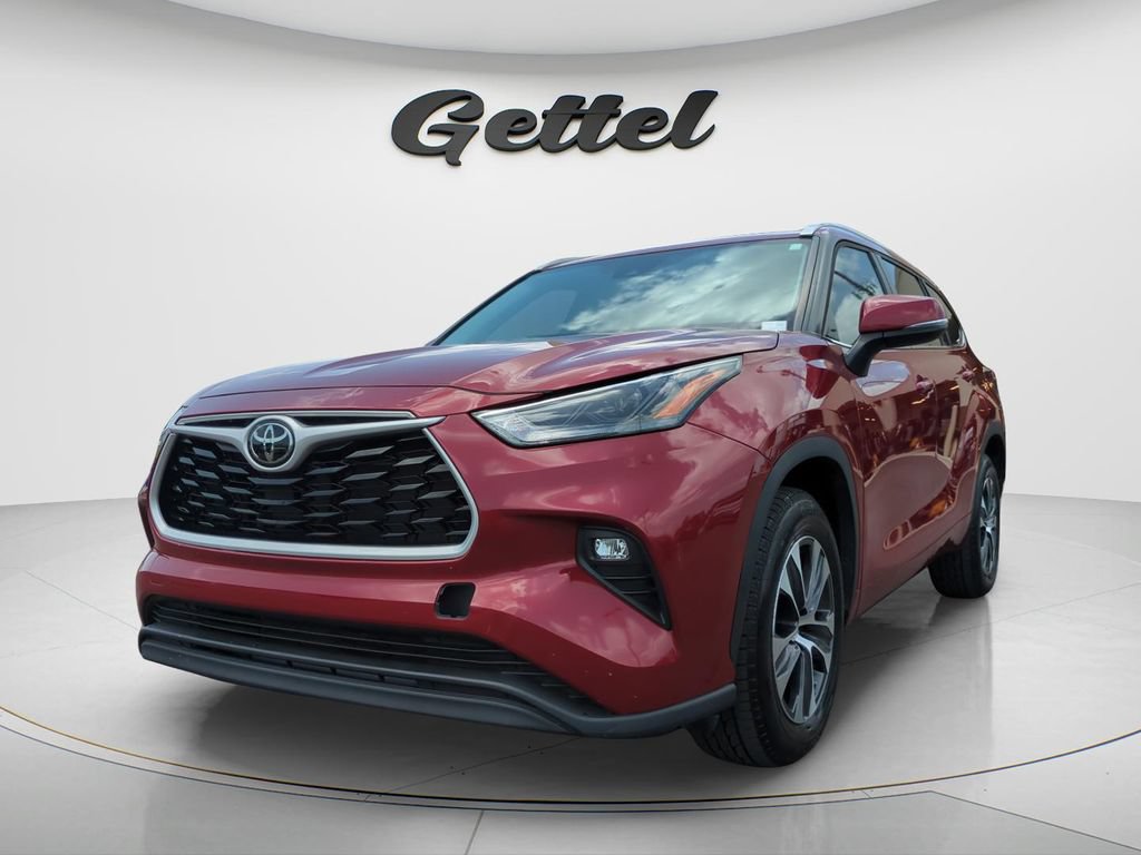 Used 2023 Toyota Highlander XLE FWD image 1