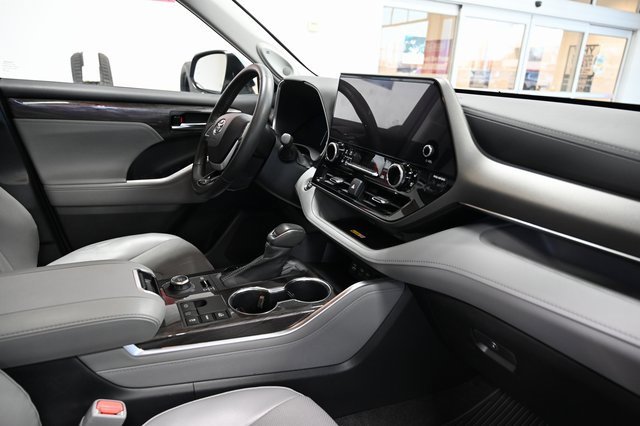 Used 2023 Toyota Highlander Limited image 15