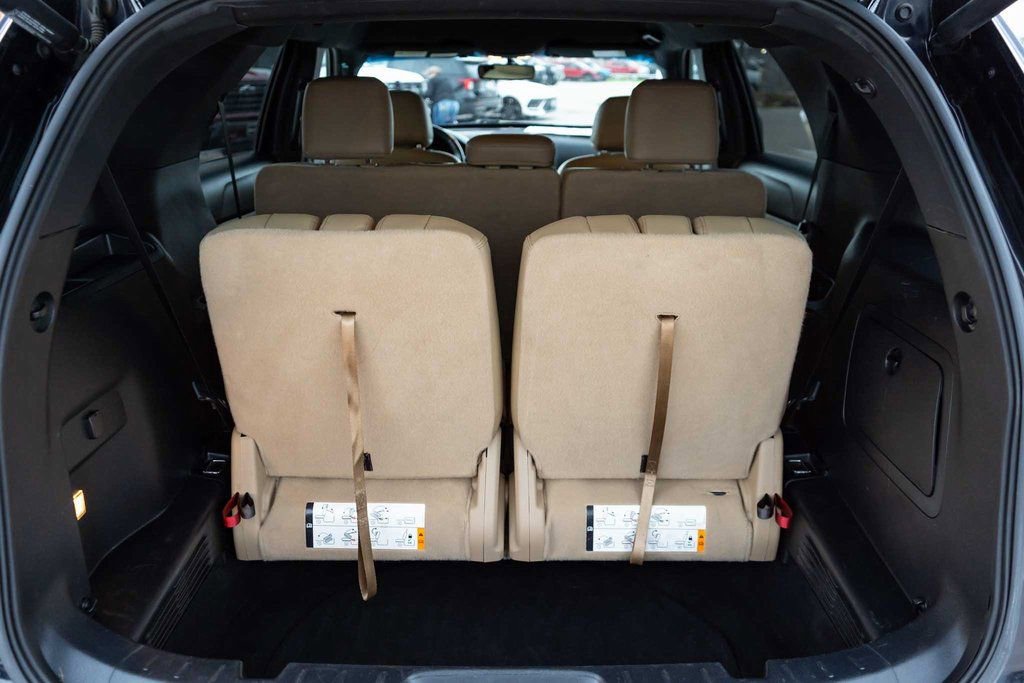 Used 2017 Ford Explorer XLT w/ Equipment Group 202A image 8