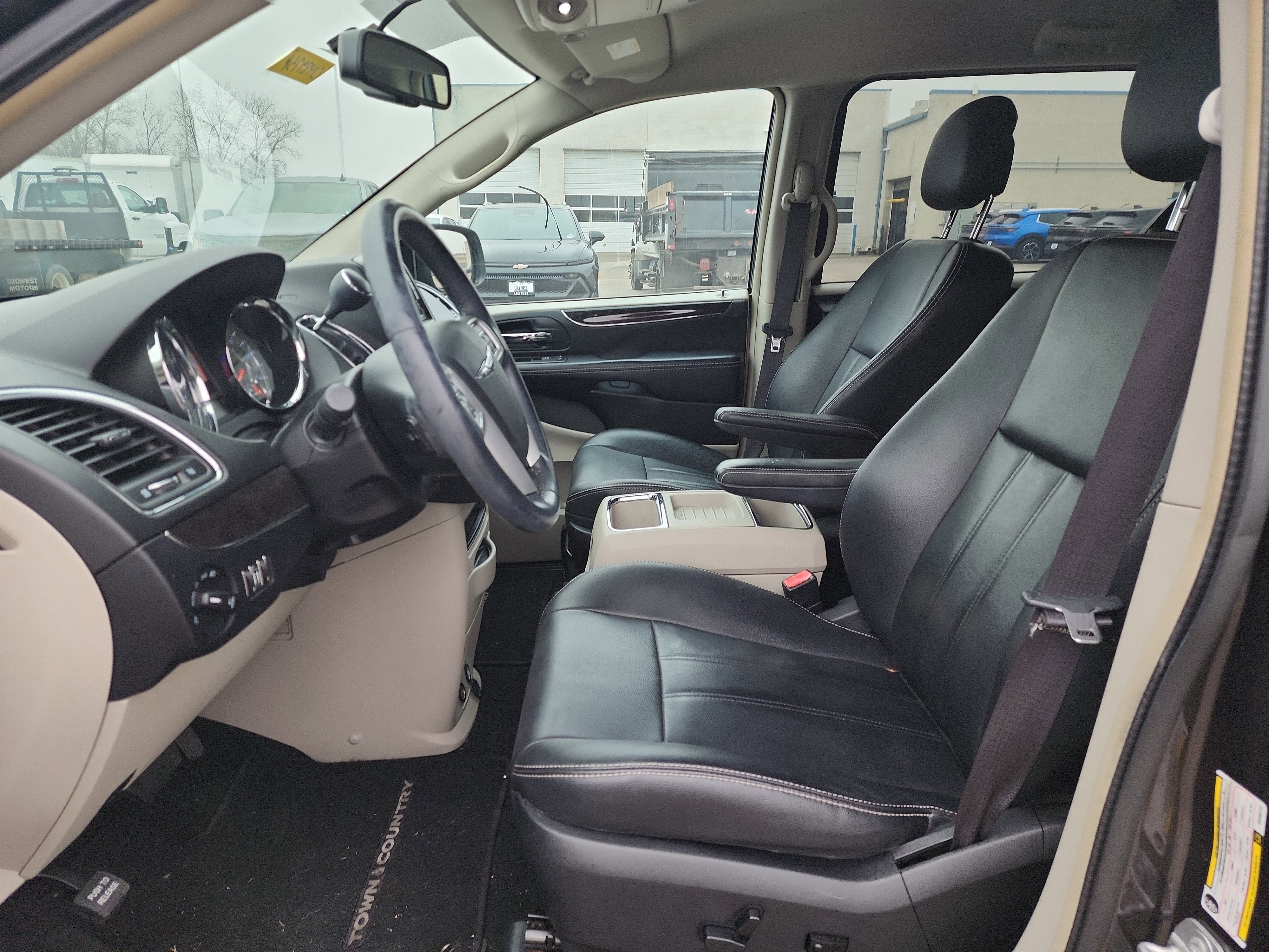 Used 2016 Chrysler Town & Country Touring image 13