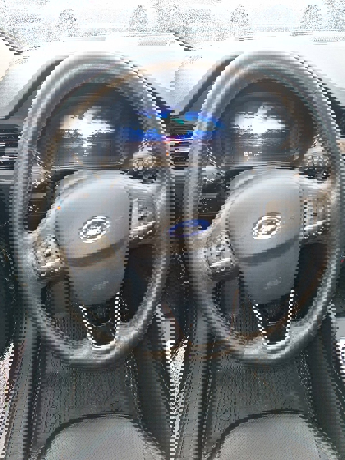 Used 2020 Ford Escape Titanium image 9