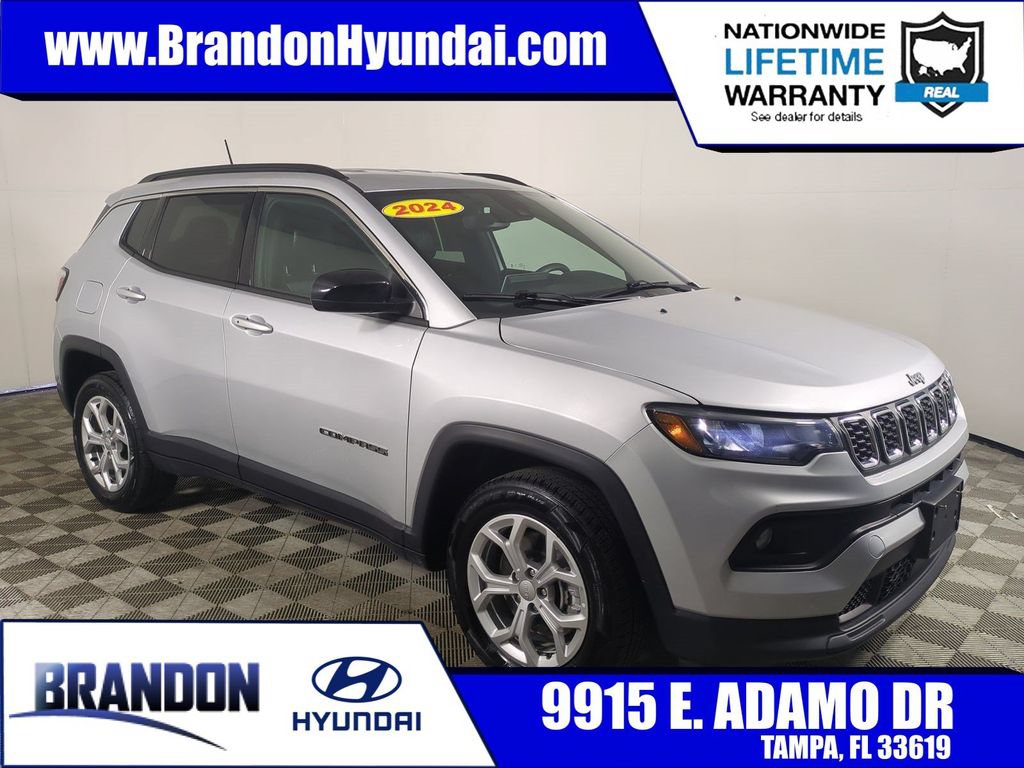 Used 2024 Jeep Compass Latitude AWD/4WD image 2