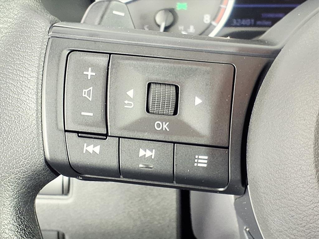 Used 2024 Nissan Rogue SV image 15