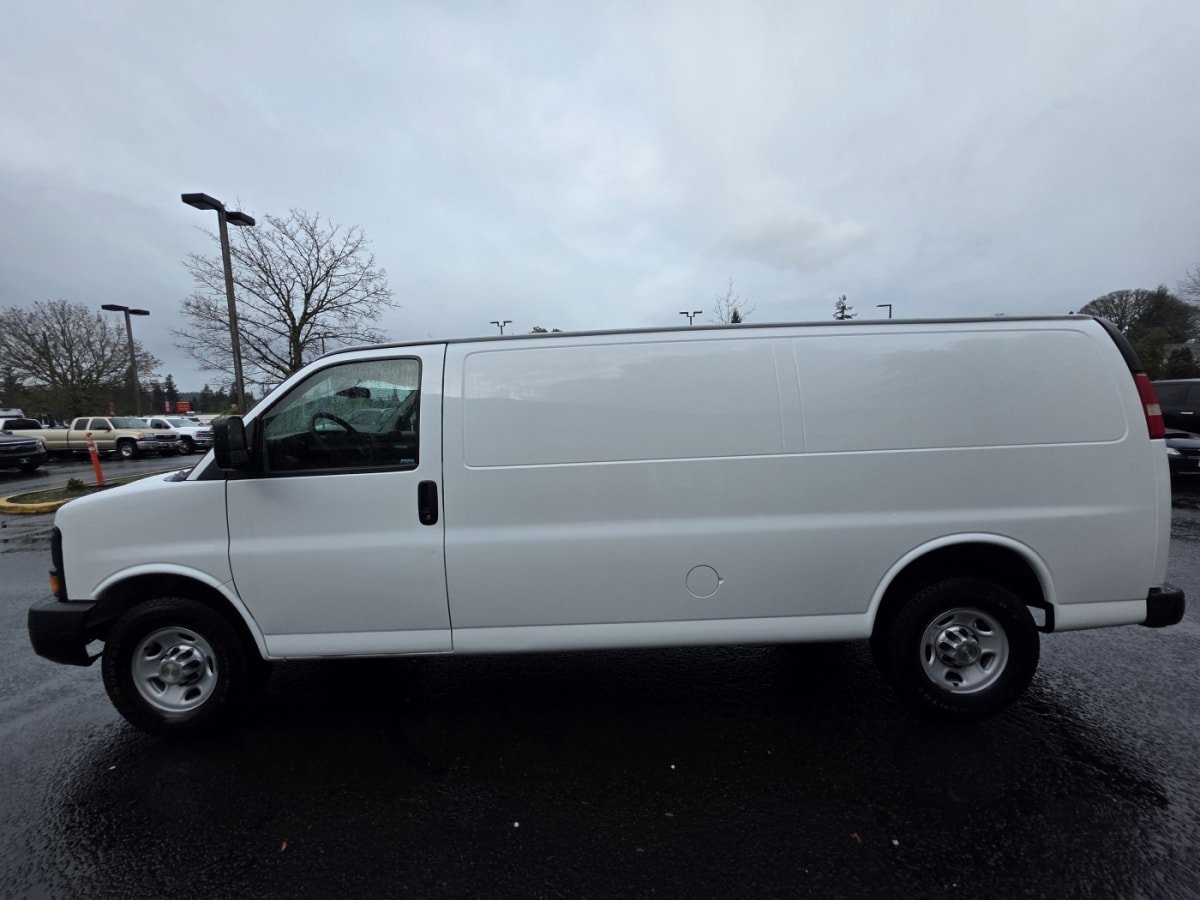 Used 2014 Chevrolet Express 2500 Extended RWD image 3