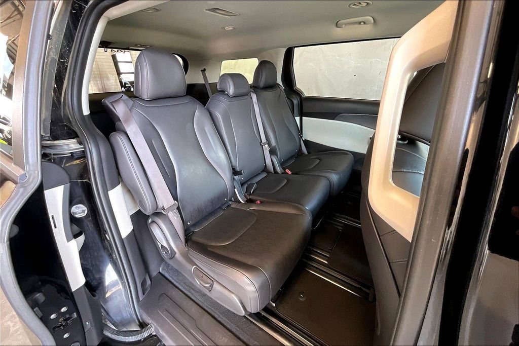Used 2024 Kia Carnival LX FWD image 25