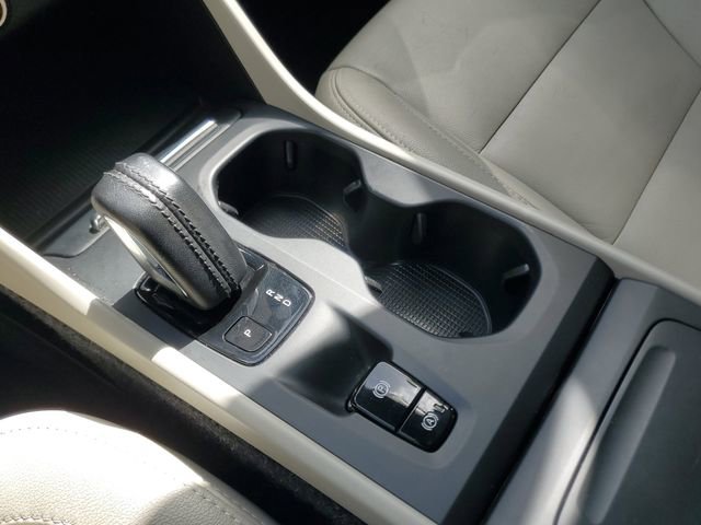 Used 2021 Volvo XC40 T4 Momentum w/ Premium Package image 26