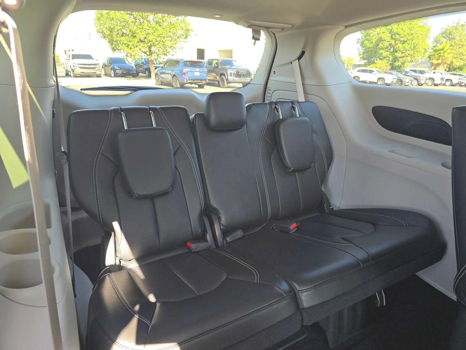 Used 2024 Chrysler Pacifica Limited FWD image 13